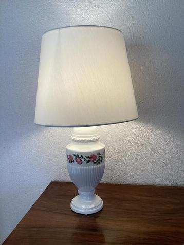 Wedgwood Lamp met Bijpassende Kap. Model Rosalind. beschikbaar voor biedingen