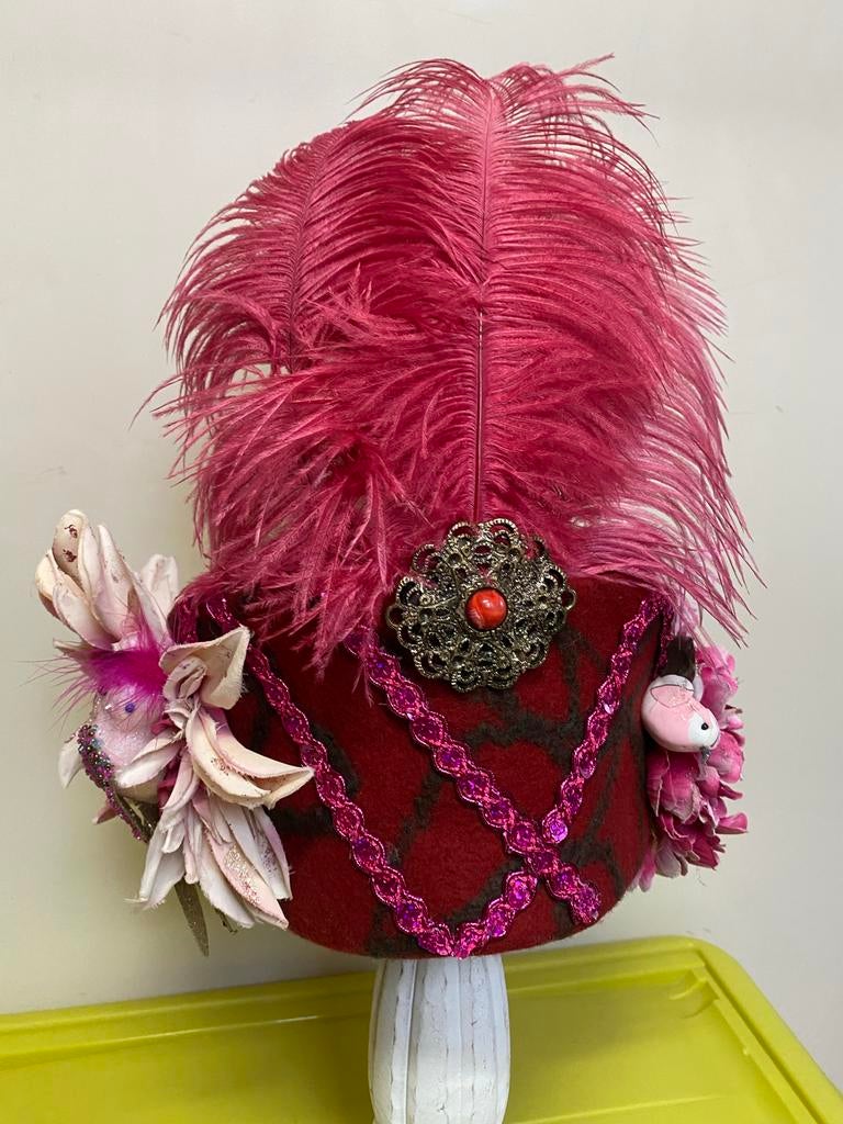 Elegante rode hoed met veren en decoraties, Ophalen of Verzenden, Zo goed als nieuw, One size fits all, Hoed