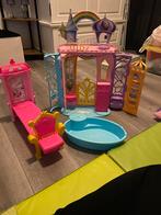 Barbies + inklapbaar huis en bed +zwembad met glijbaan, Kinderen en Baby's, Speelgoed | Poppen, Ophalen, Gebruikt, Barbie