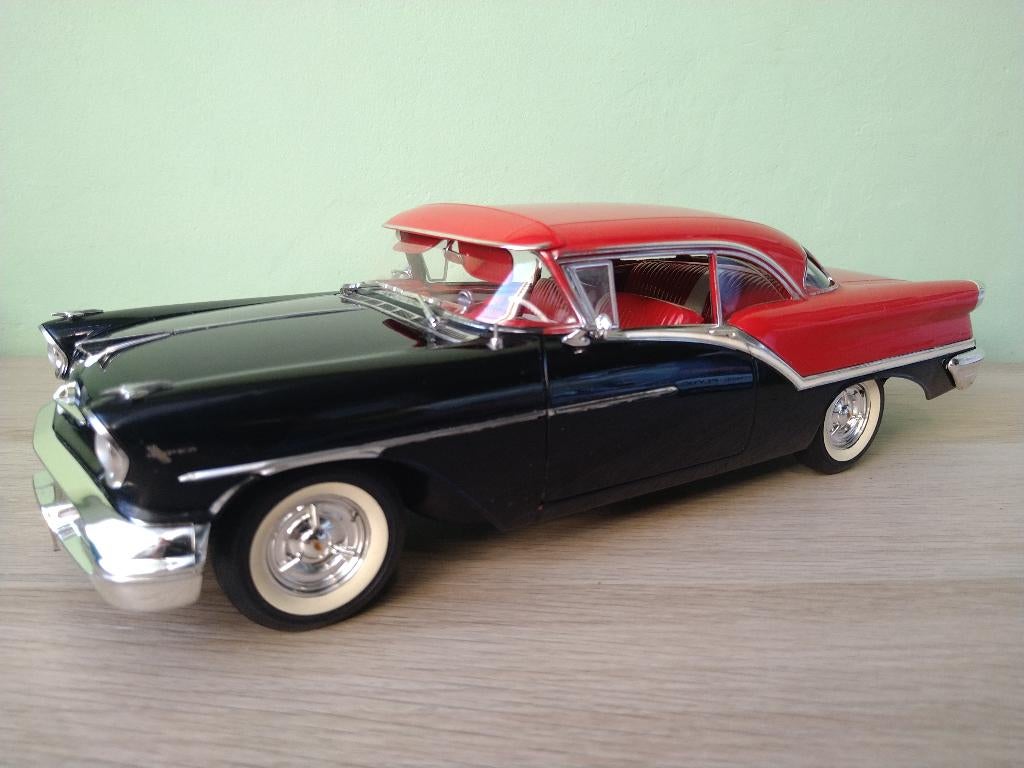 1957 OLDSMOBILE SUPER 88 HWY 61 1:18 RED/BLACK, Ophalen of Verzenden, Zo goed als nieuw, Auto, Overige merken