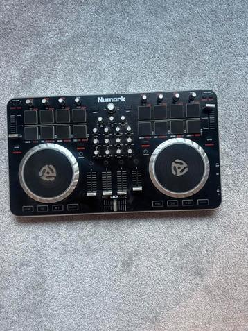 Numark Mixtrack Quad DJ-controller - 4 Decks beschikbaar voor biedingen