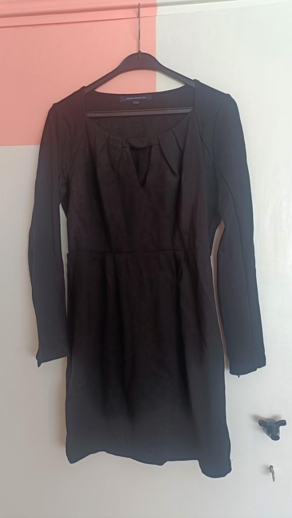 Zwarte jurk van French connection, Kleding | Dames, Jurken, Zo goed als nieuw, Maat 42/44 (L), Zwart, Boven de knie, Verzenden