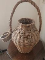 Grote rieten mand. Antiek, 48 cm hoog, Huis en Inrichting, Woonaccessoires | Schalen en Manden, Ophalen of Verzenden, Zo goed als nieuw