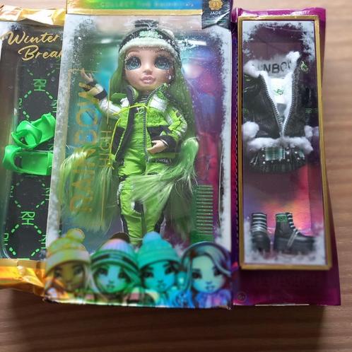 rainbow pop met kleertjes schoenen en ski, Kinderen en Baby's, Speelgoed | Poppen, Nieuw, Overige typen, Ophalen of Verzenden