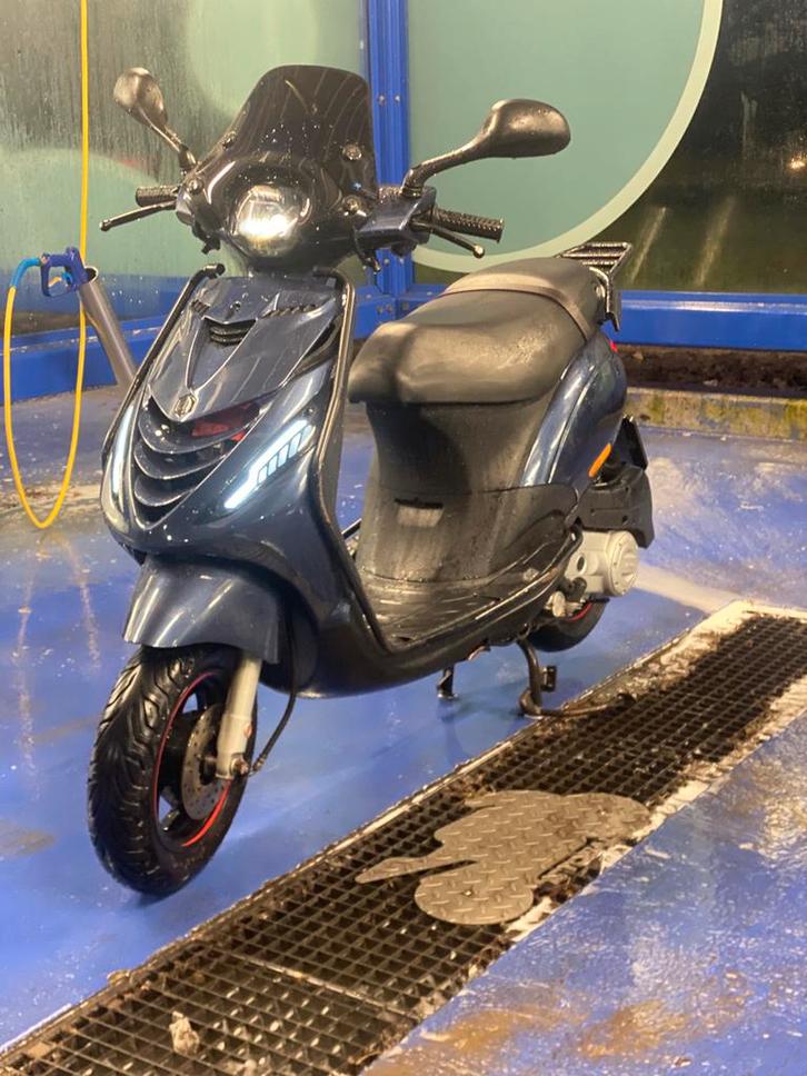 Piaggip zip 50cc full option, Fietsen en Brommers, Scooters | Piaggio, Zo goed als nieuw, Zip, Benzine, Ophalen of Verzenden