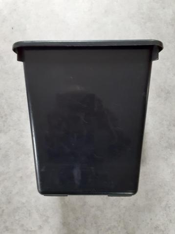 Extra grote prullenbakken beschikbaar voor biedingen