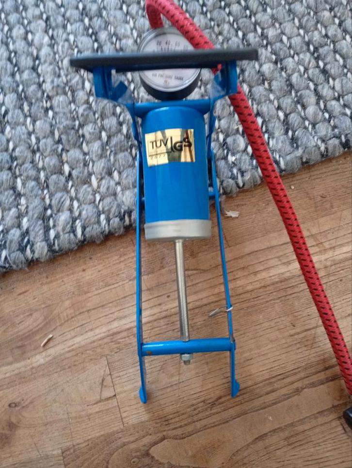 Bandenpomp,, voetpomp,  met drukmeter, Fietsen en Brommers, Fietsaccessoires | Fietspompen, Nieuw, Drukmeter, Ophalen of Verzenden