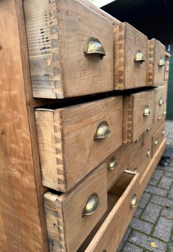 Antiek geloogd grenen ladekast, oud grenen hout, 19 lades beschikbaar voor biedingen