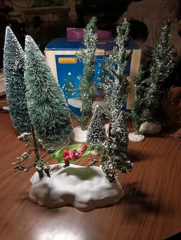 Lemax Kerstdorp Set: Bomen, Kerstman, Kinderen beschikbaar voor biedingen