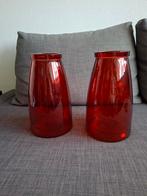 2 Rode glazen windlichten / vazen - 26 cm hoog, Ophalen of Verzenden, Minder dan 50 cm, Rood, Glas