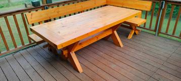 Robuuste grenen eettafel met hoekbank. beschikbaar voor biedingen