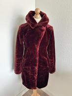 King Louie maat 38 wijnrode faux-fur fluffy jas 2430, Maat 38/40 (M), Ophalen of Verzenden, Zo goed als nieuw, King Louie