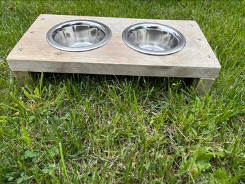 Honden voer en waterbak kleine hond. beschikbaar voor biedingen