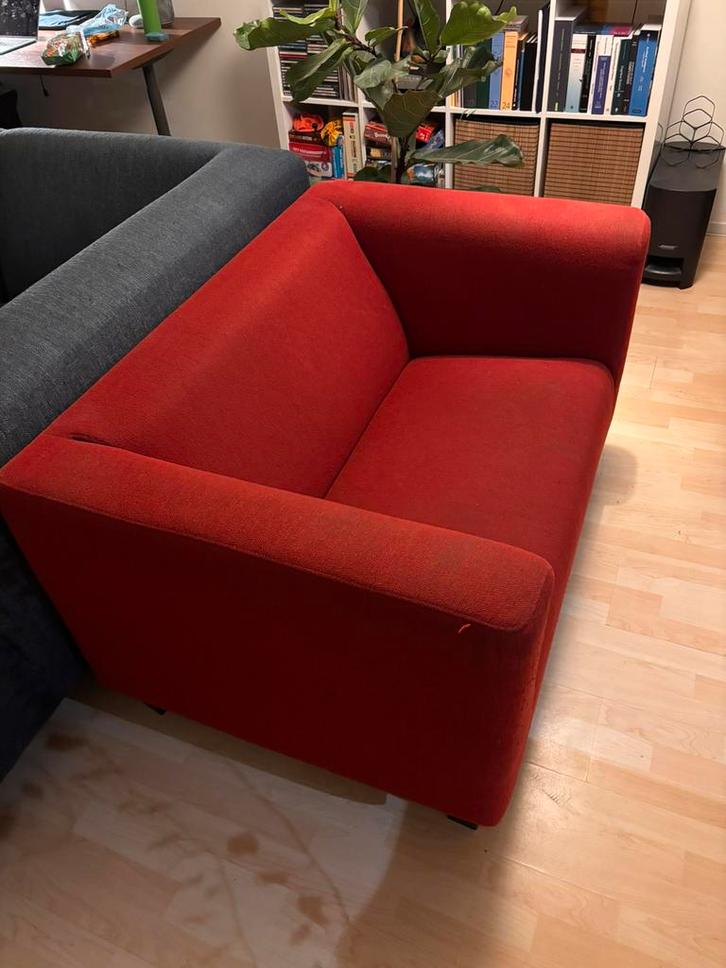 Rode ‘loveseat’ bank 1,5 zits, Huis en Inrichting, Banken | Sofa's en Chaises Longues, Gebruikt, Tweepersoons, Minder dan 150 cm