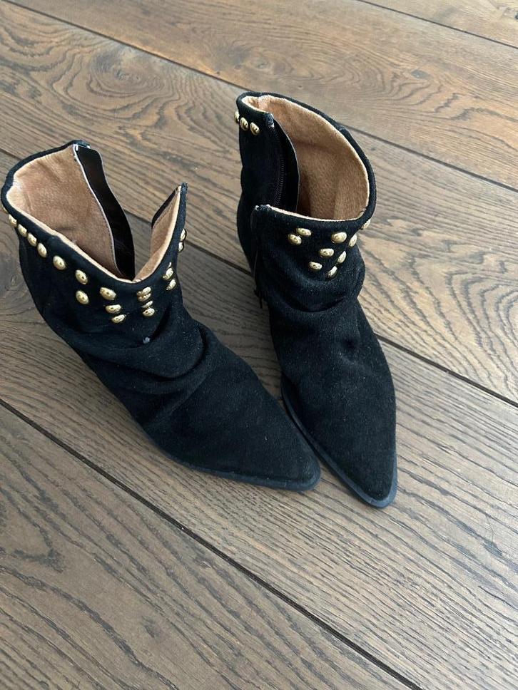 DWRS laarsjes met gouden studs 38 in ~~nieuw~~ staat, Kleding | Dames, Schoenen, Zo goed als nieuw, Schoenen met lage hakken, Zwart