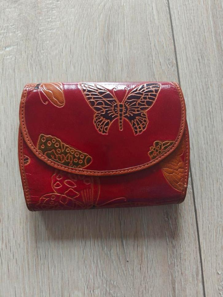 Vintage leren portemonnee met vlinder, Sieraden, Tassen en Uiterlijk, Portemonnees, Gebruikt, Overige merken, Rood, Leer, Met knipsluiting