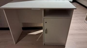 Klein bureau met gebruikerssporen  beschikbaar voor biedingen