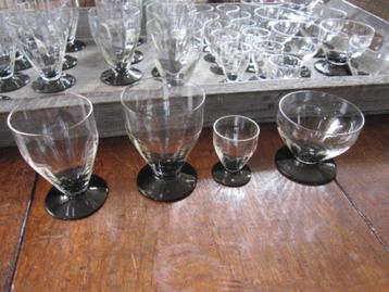 42 st retro glasservies op zwarte voet, waterglazen beschikbaar voor biedingen