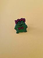 102 Pin Groen Figuurtje Speldje met Hartjes, Verzamelen, Speldjes, Pins en Buttons, Ophalen of Verzenden, Zo goed als nieuw, Figuurtje