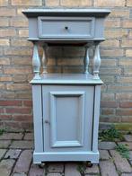 Opgeknapt (nacht)kastje met marmeren blad, Huis en Inrichting, Slaapkamer | Nachtkastjes, Ophalen, Gebruikt, Minder dan 45 cm