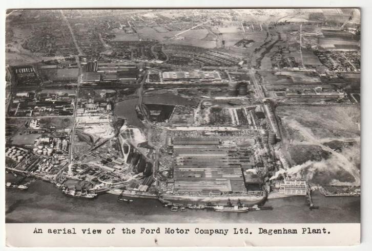 Luchtfoto op ansichtkaart Ford Motor Company Dagenham Plant, Verzamelen, Automerken, Motoren en Formule 1, Gebruikt, Auto's, Verzenden