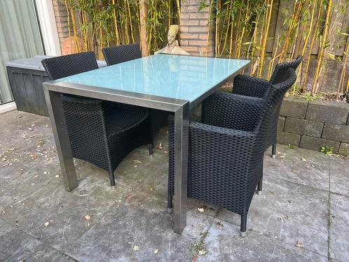 KOOPJE: RVS tafel met glazen blad en 4 wicker tuinstoelen, Tuin en Terras, Tuinsets en Loungesets, Gebruikt, Tuinset, Wicker, 4 zitplaatsen