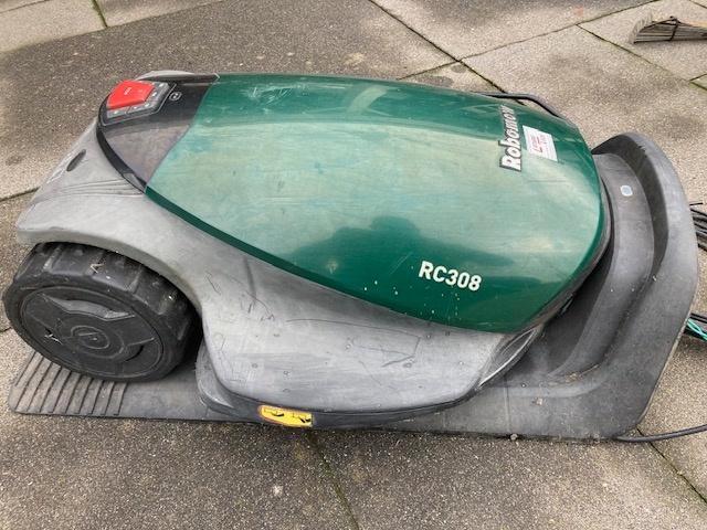 Robomow RC308 robotmaaier met laadstation, huisje en app, Tuin en Terras, Robotmaaiers, Gebruikt, 20 tot 25 cm, Met regensensor