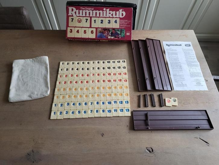 spel Rummikub grote rode doos 400, Hobby en Vrije tijd, Gezelschapsspellen | Bordspellen, Zo goed als nieuw, Een of twee spelers