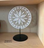 Leuke kleine gehaakte mandala op standaard, Huis en Inrichting, Woonaccessoires | Overige, Ophalen of Verzenden, Nieuw
