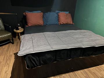 Mooi 180x200 bed met TV-paal - Zo Goed Als Nieuw! beschikbaar voor biedingen