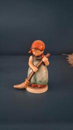 Goebel Hummel beeldje - Little Sweeper #171, Antiek en Kunst, Ophalen of Verzenden