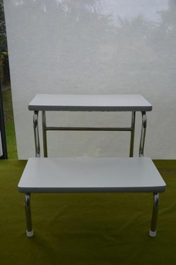 Vintage keukentrapje met 2 treden met chroom onderstel 50 cm beschikbaar voor biedingen