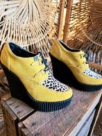 YV6201: Vintage 90s T.U.K. Creeper Platform Wedge Shoes, Kleding | Dames, Schoenen, Geel, Ophalen of Verzenden, Schoenen met hoge hakken
