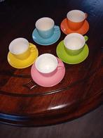 Pastelkleurige kop en schotels., Ophalen