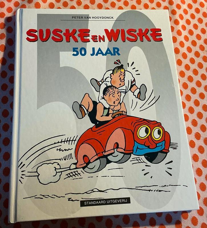 Suske en Wiske 50 jaar - Peter van Hooydonck, Boeken, Stripboeken, Nieuw, Eén stripboek, Ophalen of Verzenden