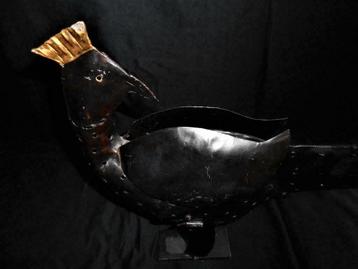 Vogel met kroontje beschikbaar voor biedingen