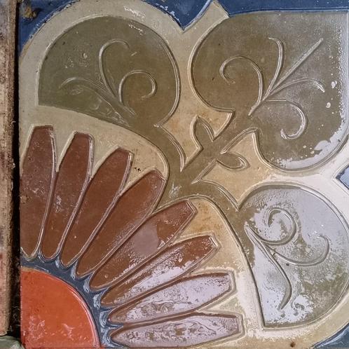Hele bijzondere antieke vloertegels bloem met reliëf, Doe-het-zelf en Verbouw, Tegels, Gebruikt, Vloertegels, Keramiek, 20 tot 40 cm