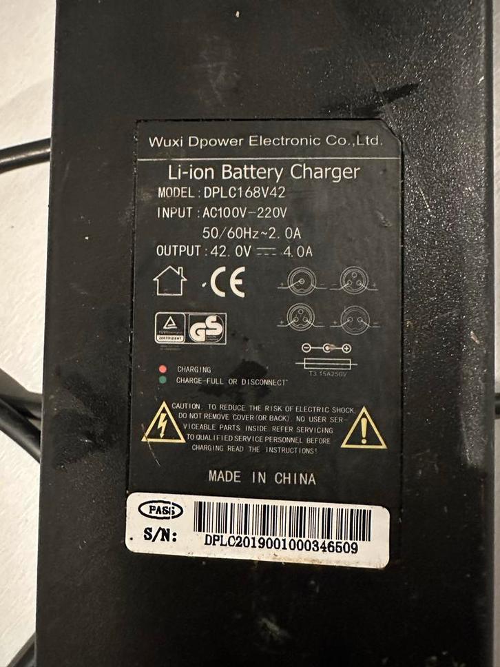 Gezocht thuisbezorg 3pins Acculader 42V - DPLC168V42, Fietsen en Brommers, Fietsaccessoires | Fietsaccu's, Gebruikt, Ophalen of Verzenden
