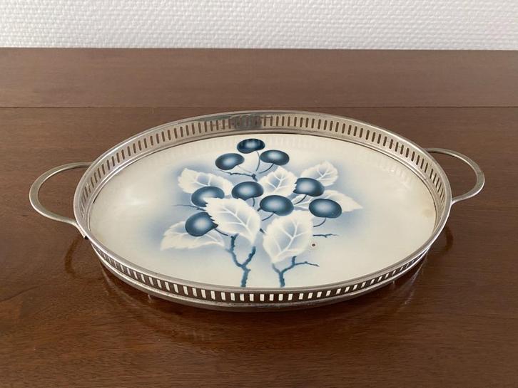 Antiek dienblaadje met porseleinen tegel en metalen rand., Antiek en Kunst, Antiek | Keukenbenodigdheden, Ophalen of Verzenden