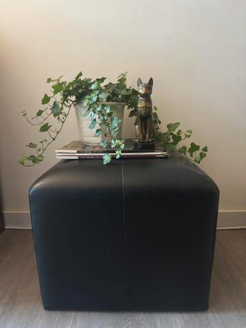 Jaren 70 poef zwart kunstleer beschikbaar voor biedingen