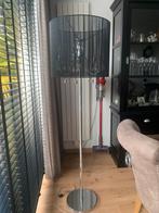 Staande lamp zilver met zwarte kap, Huis en Inrichting, Lampen | Vloerlampen, Verzenden, Zo goed als nieuw, 150 tot 200 cm