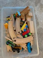 Bak met houten treinspoor met attributen, Ophalen of Verzenden, Zo goed als nieuw