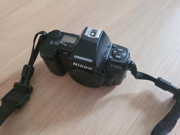 Twee analoge Nikon camera, twee flitsers en losse lens beschikbaar voor biedingen