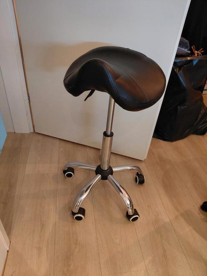 Zwarte kapperskruk / bureaukruk, Huis en Inrichting, Bureaustoelen, Gebruikt, Bureaukruk, Zwart, Ophalen of Verzenden