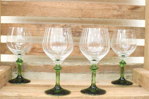 4 stuks Wijnglazen met groene voet 45720, Huis en Inrichting, Keuken | Servies, Gebruikt, Glas of Glazen, Overige stijlen, Glas