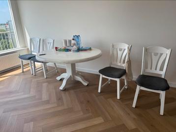 Tafel met 4 stoelen