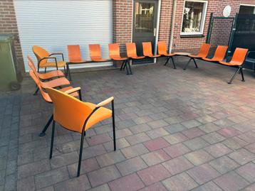 Wachtkamer banken met tafeltje en 2 losse stoelen beschikbaar voor biedingen