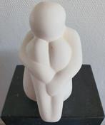 Beeld gesigneerd gilde kleur wit hoogte 20 cm lengte 22 cm, Antiek en Kunst, Ophalen of Verzenden