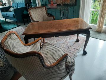 Antieke salontafel met Bergère fauteuils beschikbaar voor biedingen