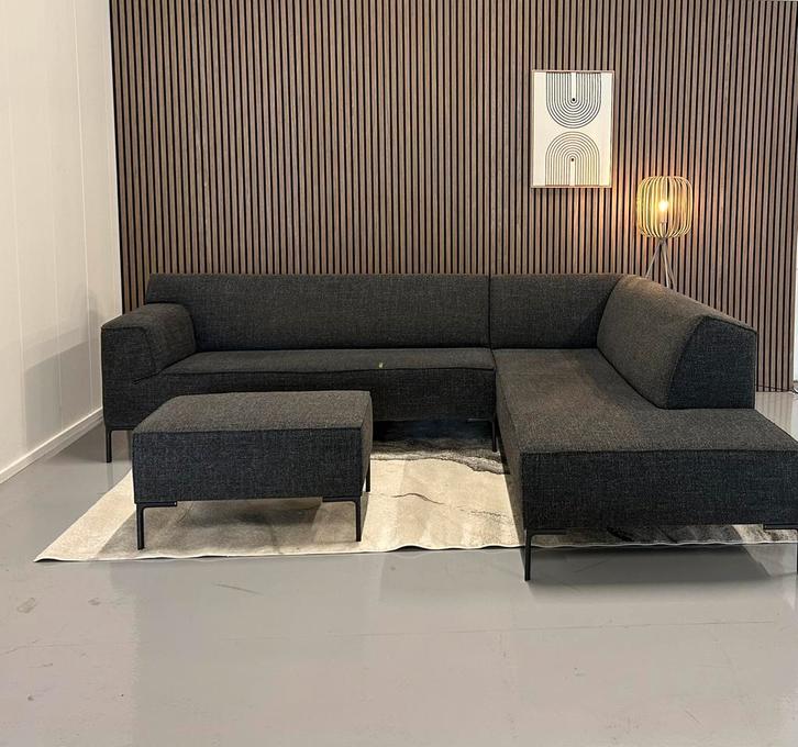 Design On Stock - Hoekbank + Hocker - Antraciet -Nette Staat, Huis en Inrichting, Banken | Bankstellen, Zo goed als nieuw, Vierpersoons of meer